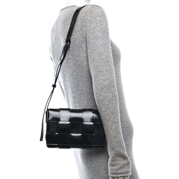 BOTTEGA VENETA Spazzolato Intrecciato Maxi Cassette Crossbody Bag Black woven - Picture 13 of 15